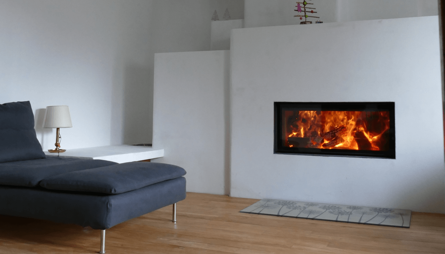 On voit un poêle de masse, encastré dans un habillage blanc.