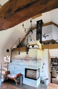 Poêle de masse escalier - foyer d'angle - habillage décor